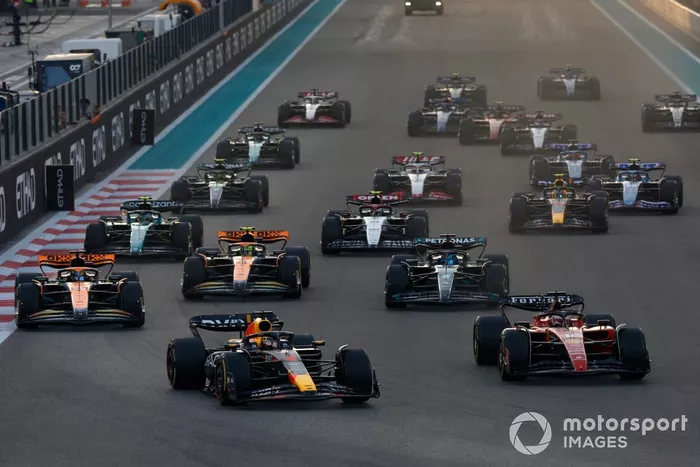 Max Verstappen, Red Bull Racing RB19, Charles Leclerc, Ferrari SF-23, Oscar Piastri, McLaren MCL60, Lando Norris, McLaren MCL60, George Russell, Mercedes F1 W14, el resto de la parrilla en la salida.