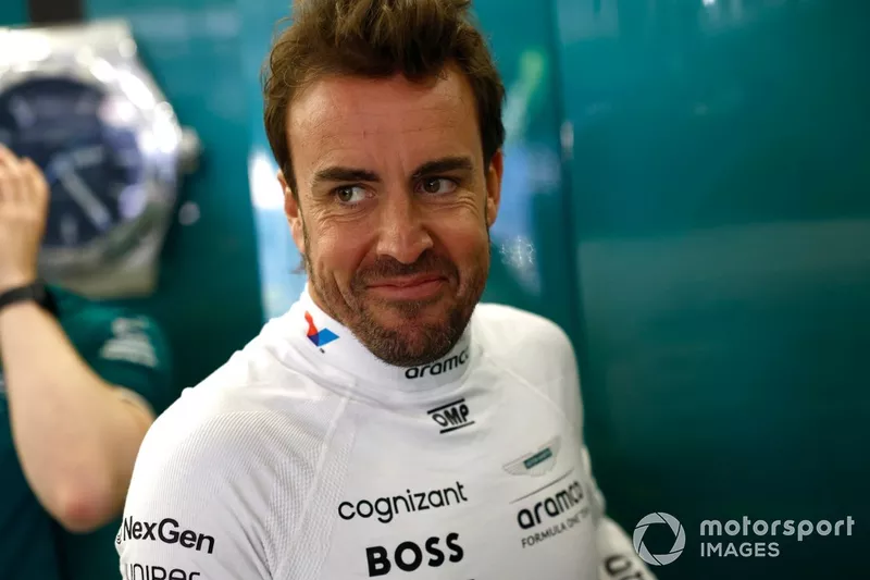 Fernando Alonso, Aston Martin F1 Team, dans le garage 
