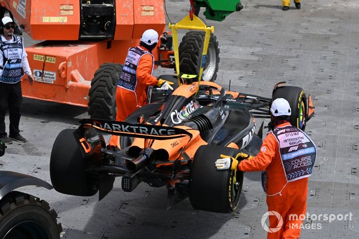 Los comisarios retiran el coche de Lando Norris, McLaren MCL38, después de que hiciera un trompo en la primera vuelta