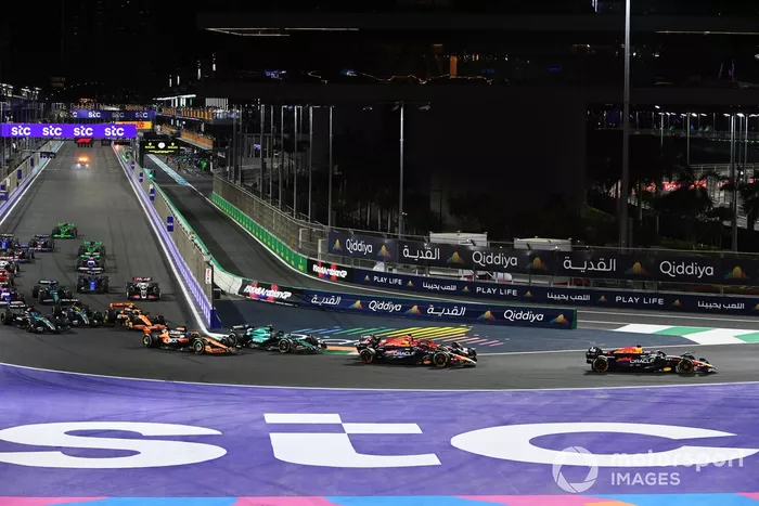 Max Verstappen, Red Bull Racing RB20, Charles Leclerc, Ferrari SF-24, Sergio Pérez, Red Bull Racing RB20, Fernando Alonso, Aston Martin AMR24, Oscar Piastri, McLaren MCL38, el resto de la parrilla en la salida.