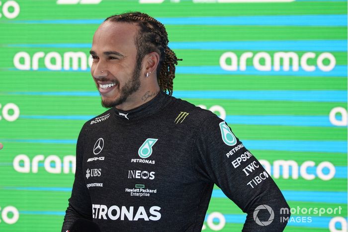 Lewis Hamilton, de Mercedes, en el Parc Ferme tras conseguir su pole position 100 en la F1