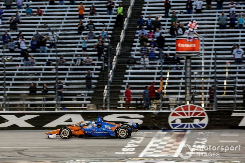 Ganador Scott Dixon, Chip Ganassi Racing Honda se lleva la bandera a cuadros