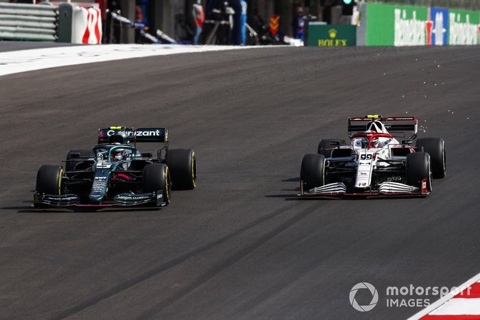 Sebastian Vettel, Aston Martin AMR21, Antonio Giovinazzi, Alfa Romeo Racing C41