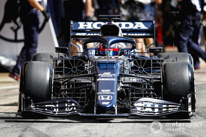 Yuki Tsunoda, AlphaTauri AT02, con el equipo técnico acoplado a su monoplaza