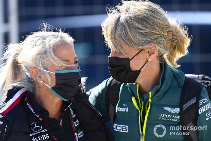 Angela Cullen, fisioterapeuta de Lewis Hamilton y Britta Roeske, directora de relaciones públicas de Lewis Hamilton, Mercedes 