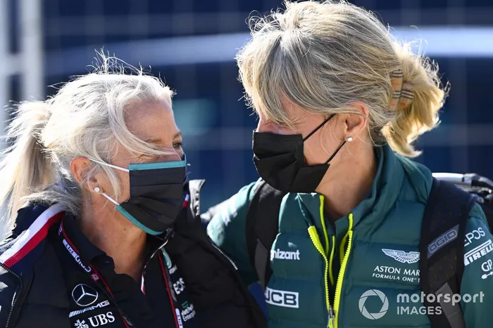 Angela Cullen, fisioterapeuta de Lewis Hamilton y Britta Roeske, directora de relaciones públicas de Lewis Hamilton, Mercedes 