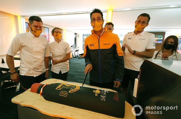 Daniel Ricciardo, McLaren, con una tarta de cumpleaños