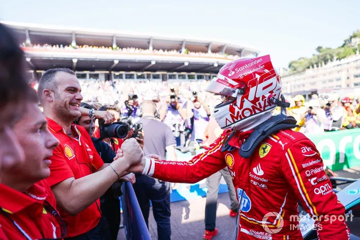 El hombre de la pole, Charles Leclerc, Scuderia Ferrari, celebra con su equipo