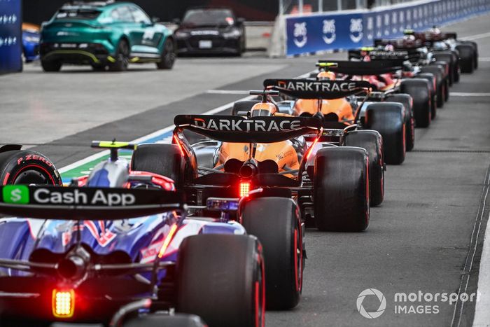 Oscar Piastri, McLaren MCL38, en la cola para salir de boxes.