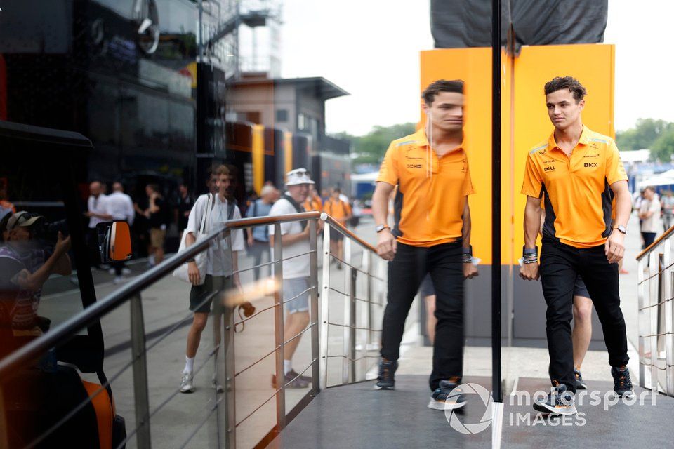 Lando Norris, McLaren F1 Team, en el paddock