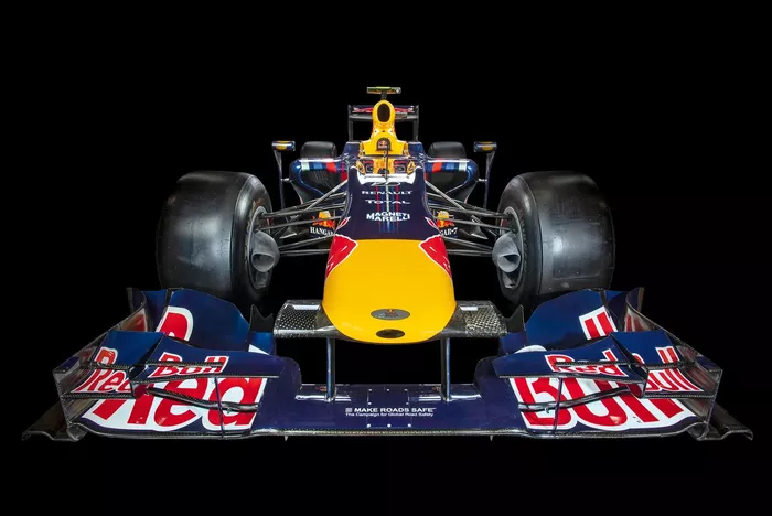 10位:レッドブルRB5(2009年): レッドブルが初勝利を挙げたマシン。ブラウンGPと激しいタイトル争いを繰り広げ、それまでとは勢力図を一変させることになった。 この年はKERSが導入された初年度。しかし非メーカー系チームであるレッドブルは、KERSを搭載することはなかった。 当初は細いノーズだったが、シーズン中盤からは太いノーズに変更されその印象がガラリと変わった。また、ブラウンGPやトヨタが使っていたダブルディフューザーも採用し、戦闘力が向上。セバスチャン・ベッテルが4勝、マーク・ウェーバーが2勝