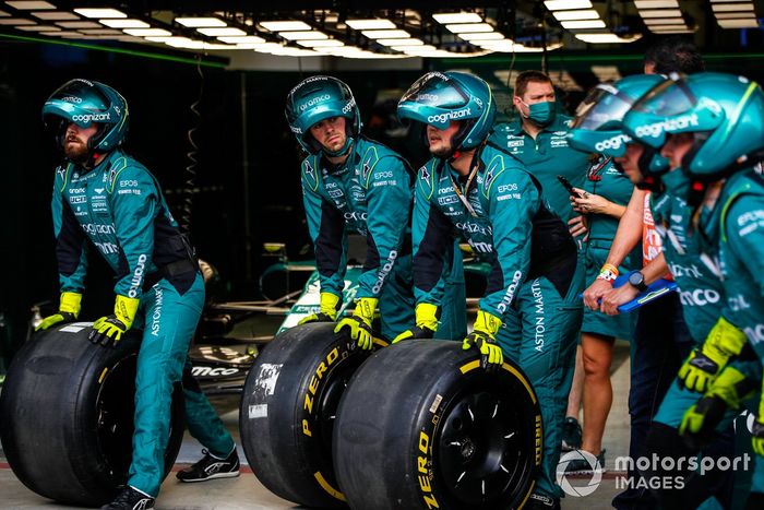 El equipo Aston Martin practica una parada en boxes