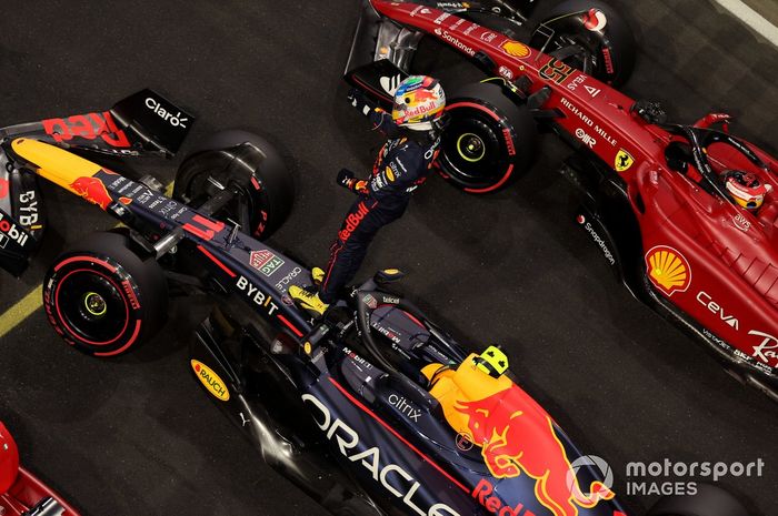 El ganador de la pole, Sergio Pérez, de Red Bull Racing, celebra en el Parc Ferme