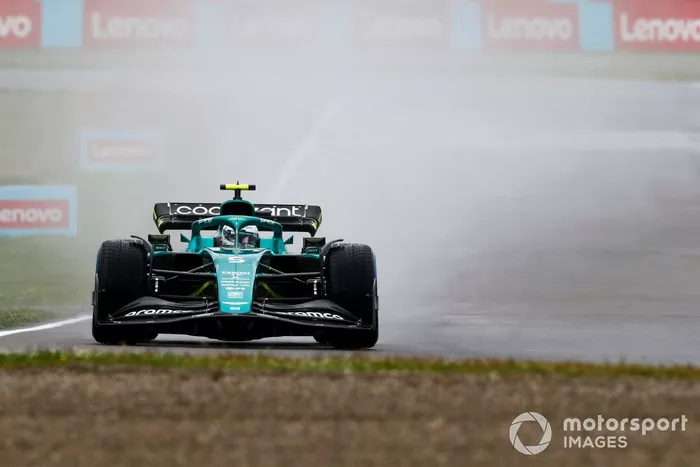 Sebastian Vettel, Aston Martin AMR22, George Russell, Mercedes W13