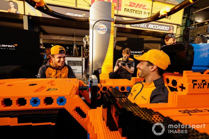 Daniel Ricciardo, McLaren, Lando Norris, McLaren, con un coche de Lego