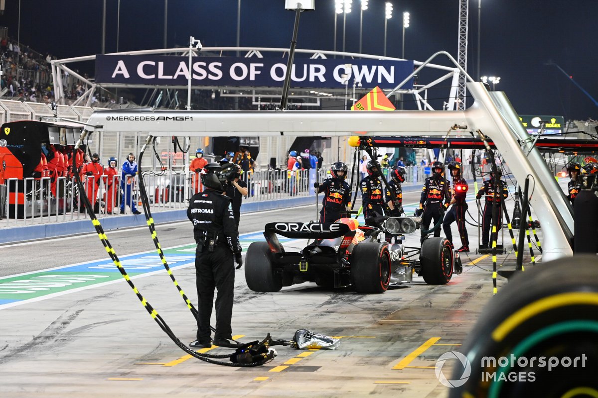 El momento del retiro de Max Verstappen, Red Bull Racing RB18, en Bahréin.