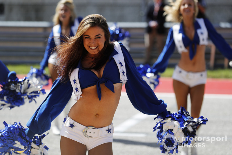 Las Cheerleaders de los Dallas Cowboys se unen a las celebraciones de la parrilla previa a la carrera