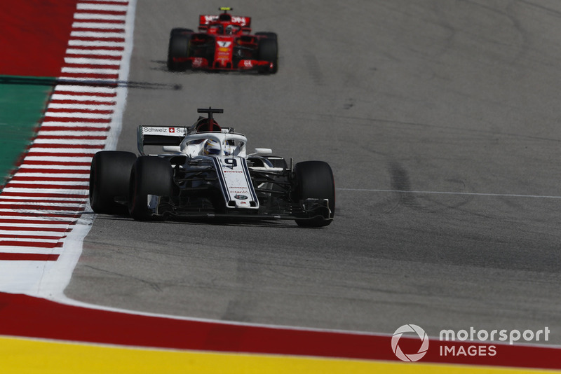 Marcus Ericsson, Sauber C37 e Kimi Raikkonen, Ferrari SF71H