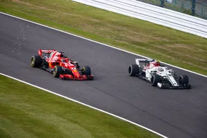 Sebastian Vettel, Ferrari SF71H, passeert Charles Leclerc, Sauber C37
