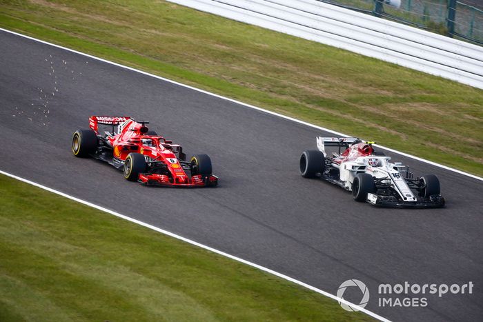 Sebastian Vettel, Ferrari SF71H pasa a Charles Leclerc, Sauber C37