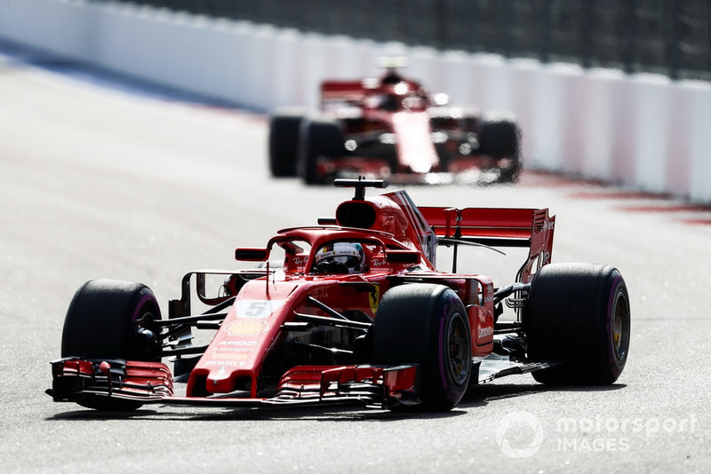 Sebastian Vettel, Ferrari SF71H, precede Kimi Raikkonen, Ferrari SF71H