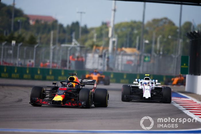 Daniel Ricciardo, Red Bull Racing RB14, Charles Leclerc, Sauber C37 