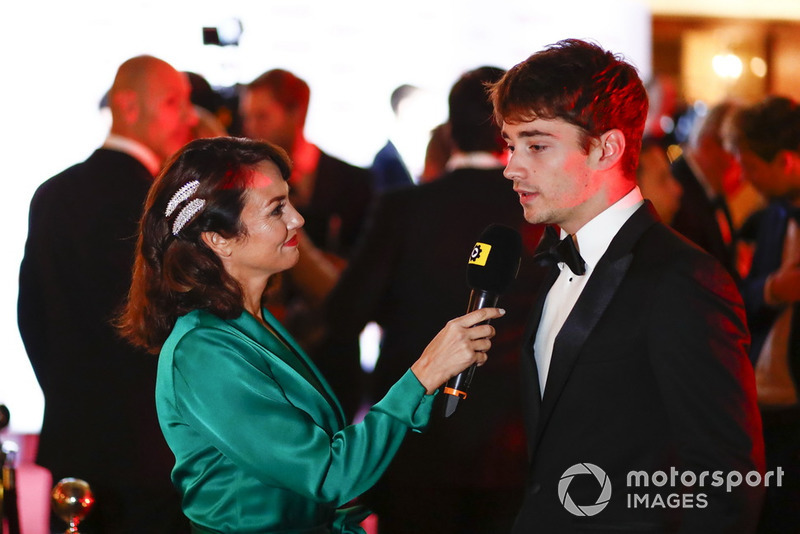 Charles Leclerc viene intervistato sul tappeto rosso