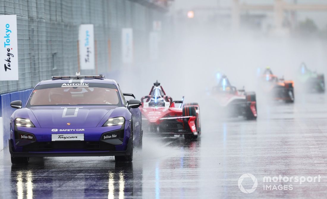 El Safety Car de la FIA lidera la carrera