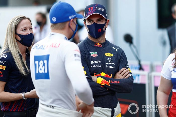 Mick Schumacher, Haas F1, con Sergio Pérez, Red Bull Racing