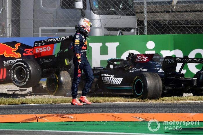 Max Verstappen, Red Bull Racing, mira a Lewis Hamilton, Mercedes W12, después del accidente