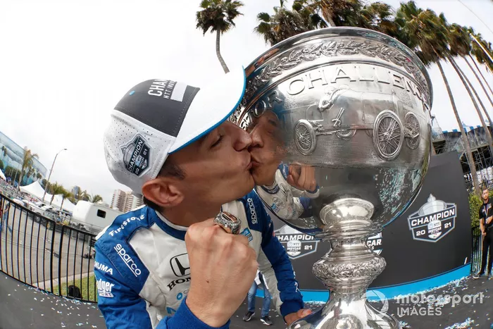 Alex Palou, Chip Ganassi Racing Honda, besa el trofeo