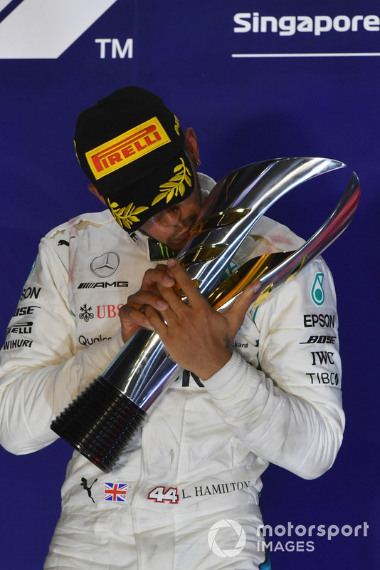 Il vincitore della gara Lewis Hamilton, Mercedes AMG F1, festeggia sul podio con il trofeo