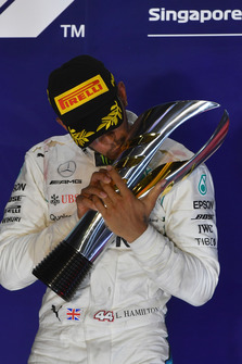 Il vincitore della gara Lewis Hamilton, Mercedes AMG F1, festeggia sul podio con il trofeo
