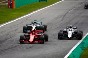 Kimi Raikkonen, Ferrari SF71H, Lewis Hamilton, Mercedes AMG F1 W09, prennent un tour à Sergey Sirotkin, Williams FW41 
