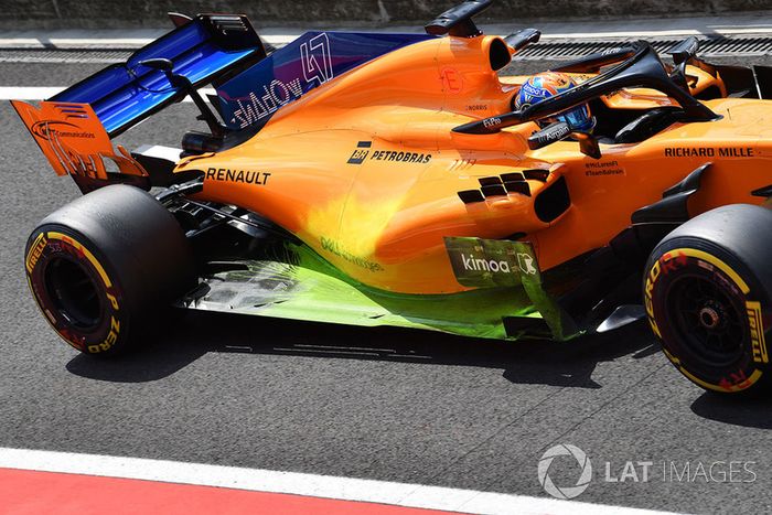 Lando Norris, McLaren MCL33, con parafina en los pontones y el fondo plano
