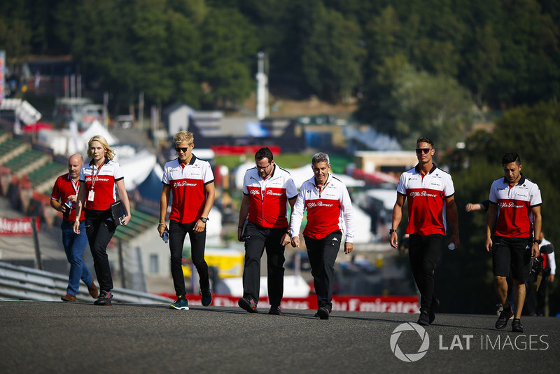 Marcus Ericsson, Sauber, conducts a track walk with colleagues