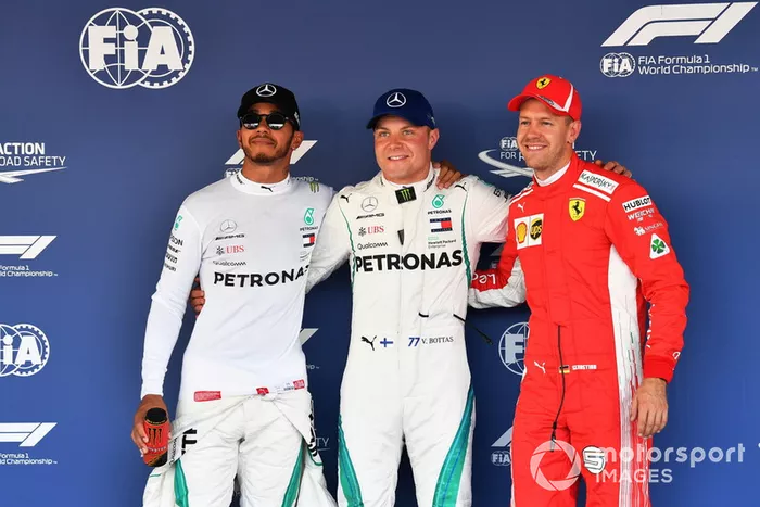Top 3 después de la clasificación, ganador de la pole Valtteri Bottas, Mercedes AMG F1, segundo Lewis Hamilton, Mercedes AMG F1, tecero Sebastian Vettel, Ferrari