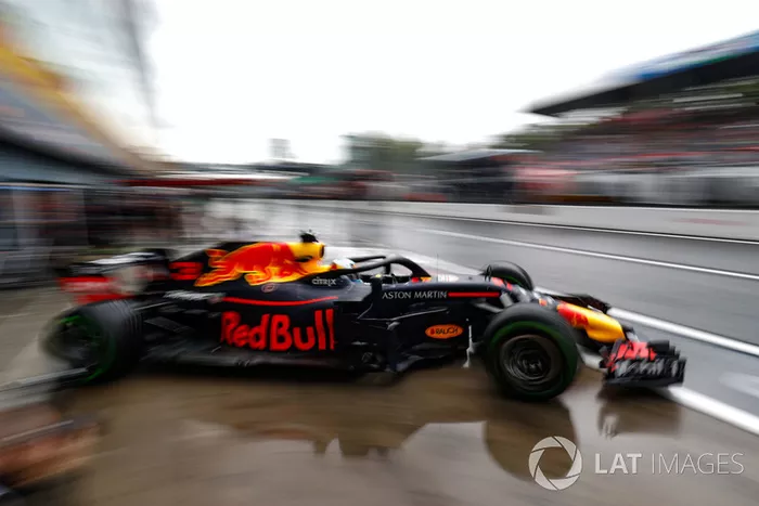 6. Daniel Ricciardo, Red Bull Racing RB14, leaves the garage