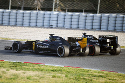 (L to R): Kevin Magnussen, Renault Sport F1 Team RS16 and Sergio Perez, Sahara Force India F1 VJM09