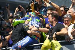 Winner Valentino Rossi, Yamaha Factory Racing celebrates with the team in parc ferme