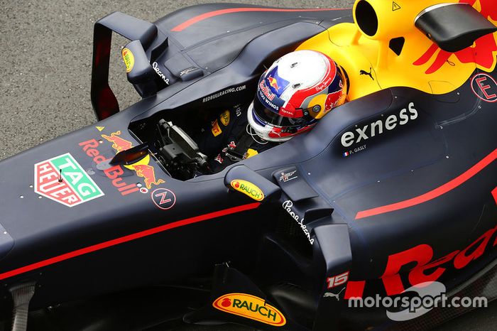 Pierre Gasly probando el Red Bull Racing RB12 