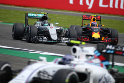 Nico Rosberg, Mercedes AMG Petronas F1 W07; Max Verstappen, Red Bull Racing RB12