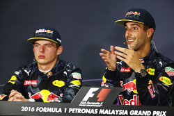 Le vainqueur Daniel Ricciardo, Red Bull Racing lors de la conférence de presse de la FIA avec son équipier Max Verstappen, Red Bull Racing