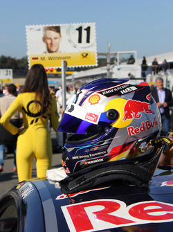 Gridgirl voor Marco Wittmann, BMW Team RMG, BMW M4 DTM en helm
