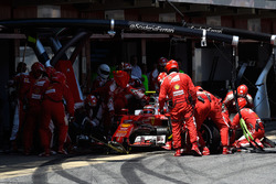 Кими Райкконен, Ferrari SF16-H во время пит-стопа