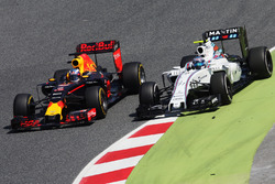 Daniel Ricciardo, Red Bull Racing RB12 passes Valtteri Bottas, Williams FW38