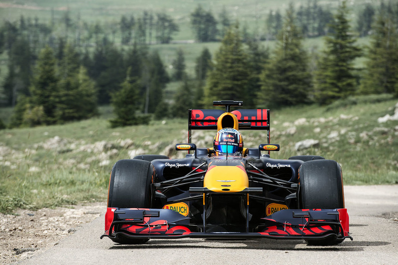 Carlos Sainz Jr. conduce su Red Bull RB7 en Cedars of God Forest, Líbano