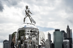 Borg-Warner-Trophy vor der Skyline von New York City