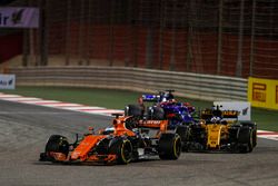 Fernando Alonso, McLaren MCL32, Jolyon Palmer, Renault RS 17, Daniil Kvyat, Toro Roso STR12