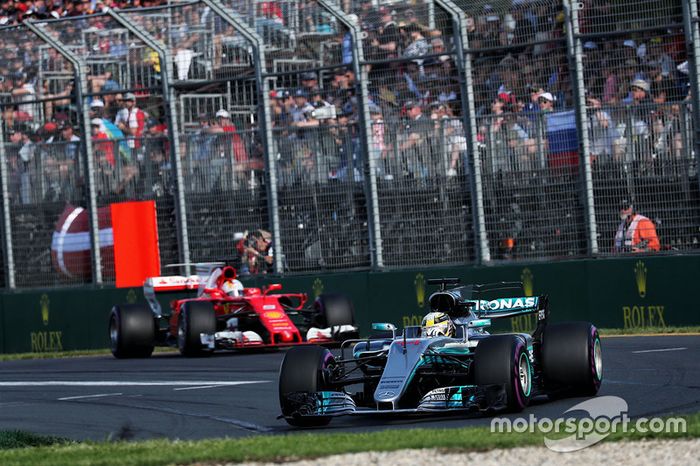 Durante o primeiro stint, Hamilton ficou à frente, mas sem conseguir se afastar do alemão.